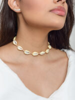 Colar, choker, com búzios naturais em macramé
