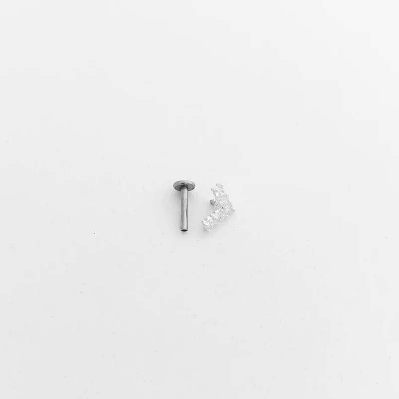Piercing de Furo em V com Zircônias - Imagem 2
