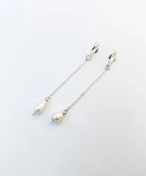 Brinco de Argola com Corrente e Pérola Natural