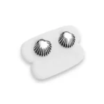 BRINCO CONCHA COM BORDAS TRABALHADA EM PRATA 925